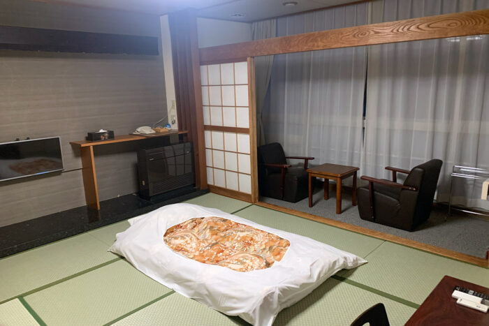 Japón contra el turismo de masas: ¿es 2026 un buen momento para visitar la tierra del Sol Naciente? 14 Habitación de un hotel tradicional de tipo ryokan, con su suelo tapizado de tatami