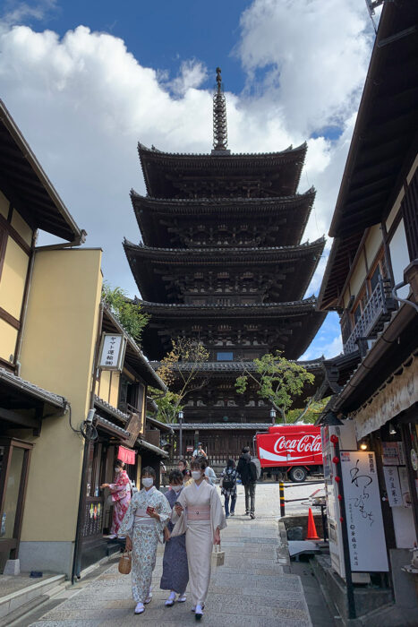 Japón contra el turismo de masas: ¿es 2026 un buen momento para visitar la tierra del Sol Naciente? 15 Vista de la pagoda Yasaka en el corazón del barrio de Gion, en Kioto