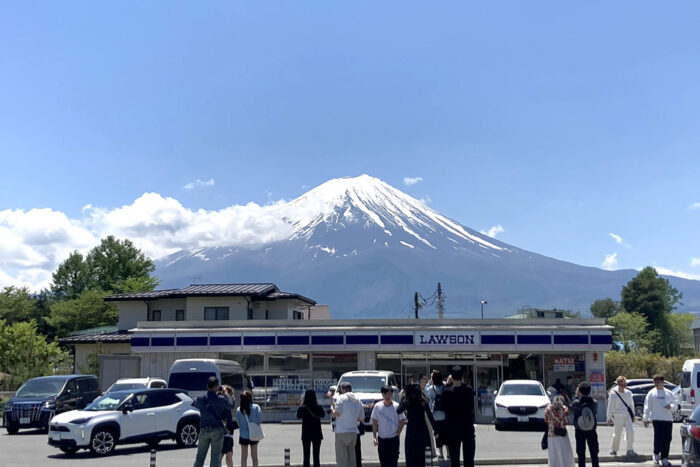 Japón contra el turismo de masas: ¿es 2026 un buen momento para visitar la tierra del Sol Naciente? 16 Tienda de conveniencia Lawson con el Fuji al fondo