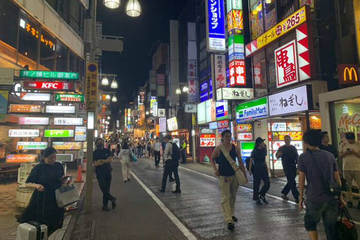 Japón contra el turismo de masas: ¿es 2026 un buen momento para visitar la tierra del Sol Naciente? 5 Calle de bares en un barrio del extrarradio de Tokio