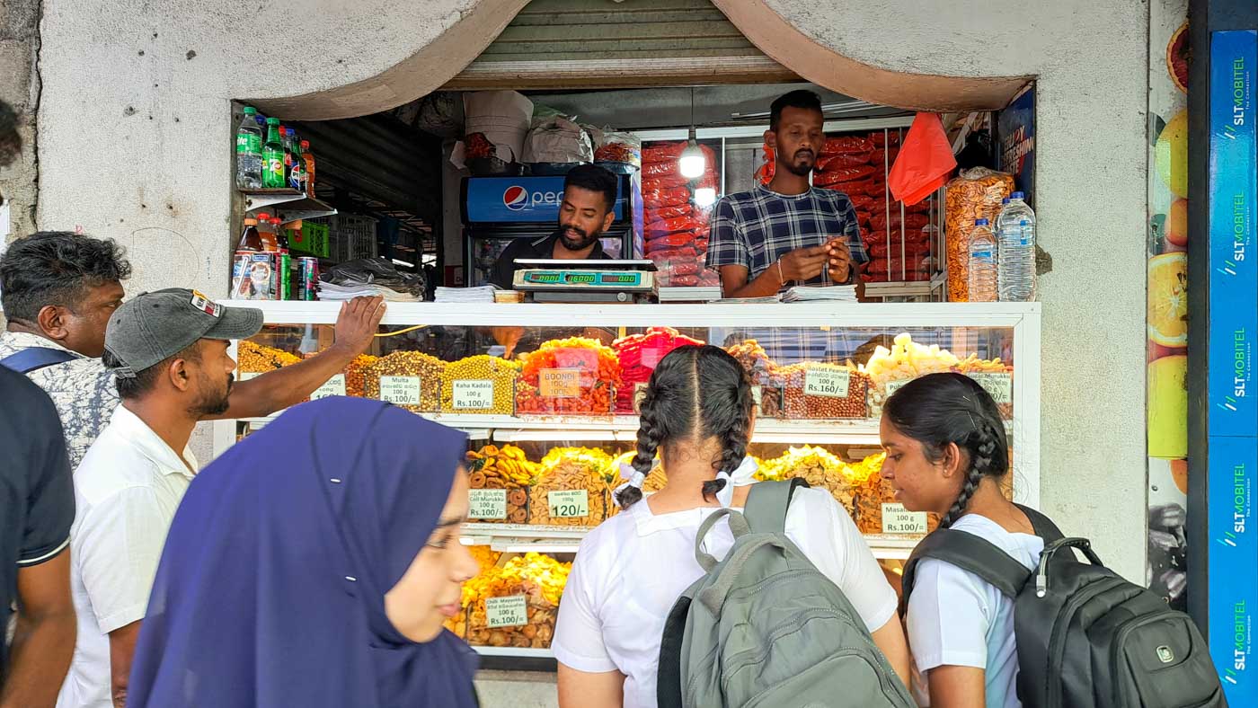 Kandy, la última soberana de las montañas 15 Puesto de comida en una calle de Kandy