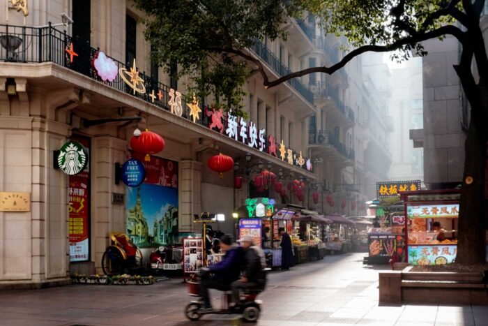 Nanjing Road, ¿un bonito centro en Shanghái o consumismo estéril? 11 nanjing road moto