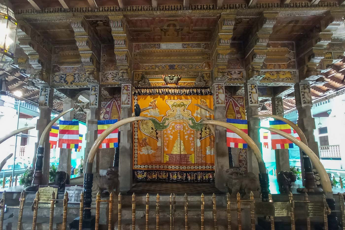 Kandy, la última soberana de las montañas 9 Interior del Templo del Diente de Buda en Kandy