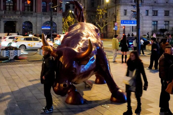 El Bund de Shanghái, más que un paseo histórico 12 Toro de Shanghai