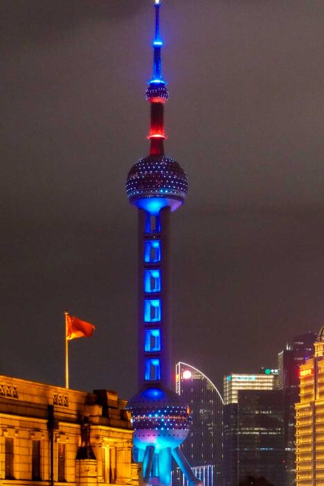 El Bund de Shanghái, más que un paseo histórico 5 Torre Oriental Pearl a la noche