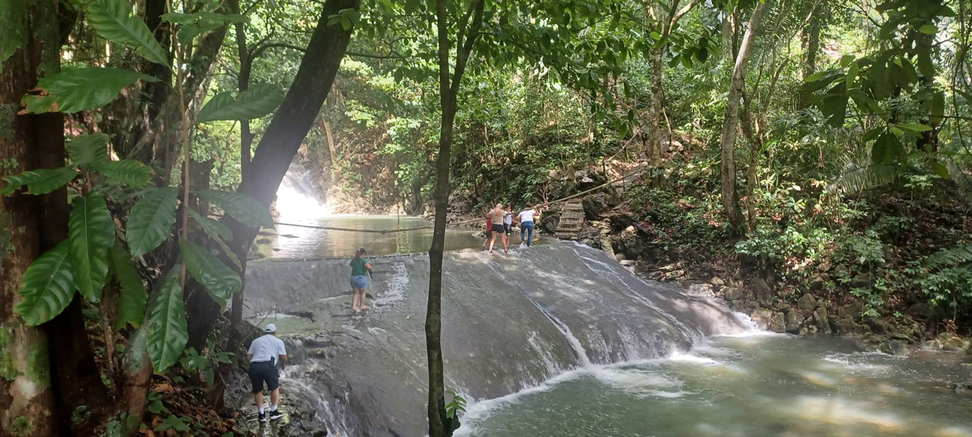 Con los hijos del maíz. Livingston. Territorio garífuna. 9 Turistas se adentran en uno de los 7 Altares