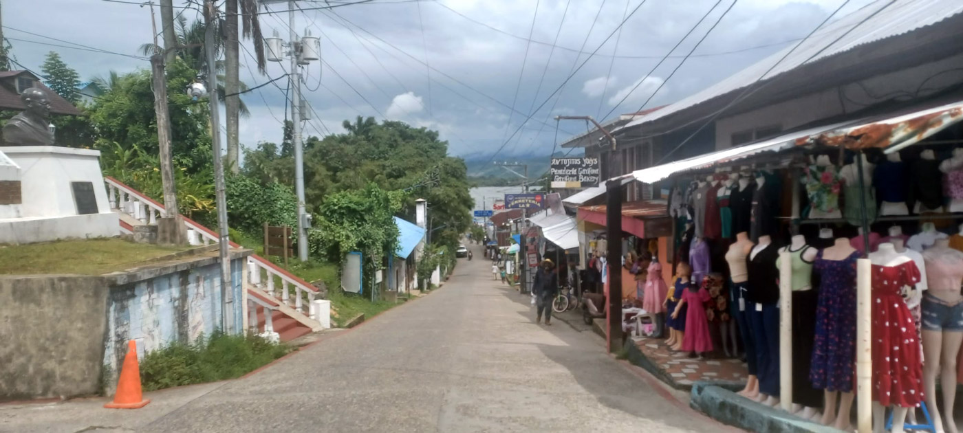 Con los hijos del maíz. Livingston. Territorio garífuna. 19 Una de las calles de Livingston con tiendas