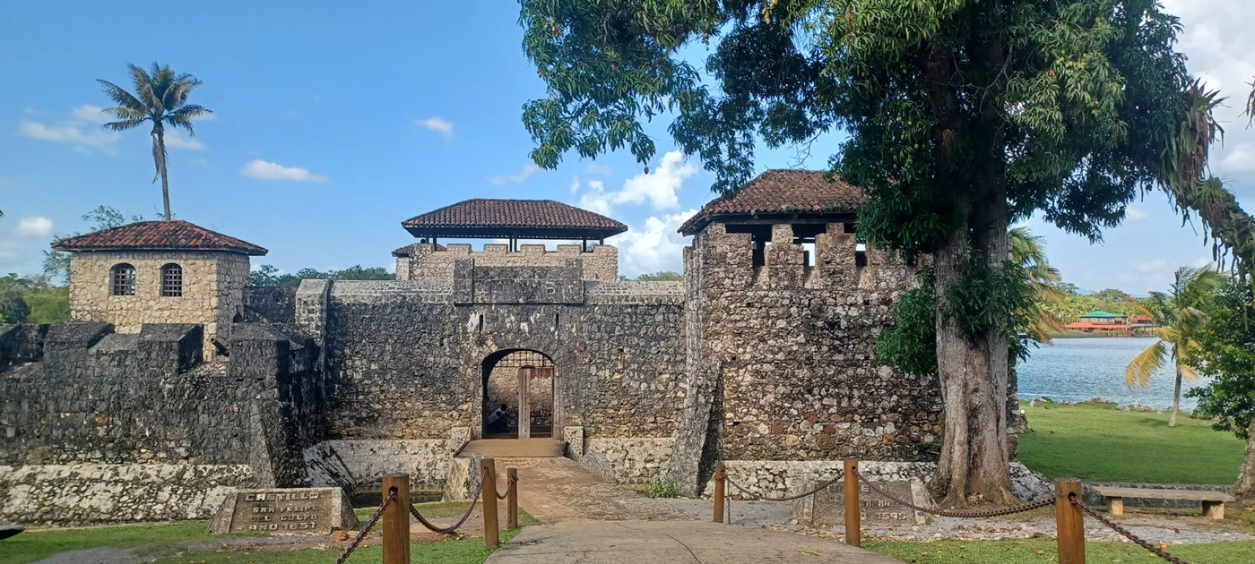 Con los hijos del maíz. Livingston. Territorio garífuna. 23 Entrada al Castillo de San Felipe