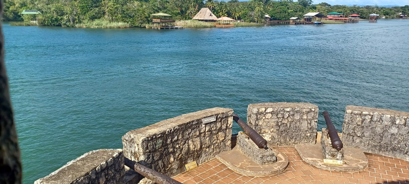 Con los hijos del maíz. Livingston. Territorio garífuna. 24 Los cañones desde el Castillo de San Felipe