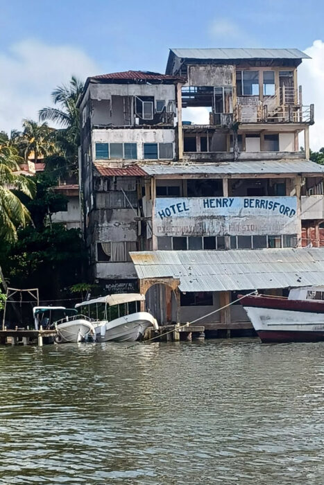 Con los hijos del maíz. Livingston. Territorio garífuna. 17 Hotel en la ribera del río