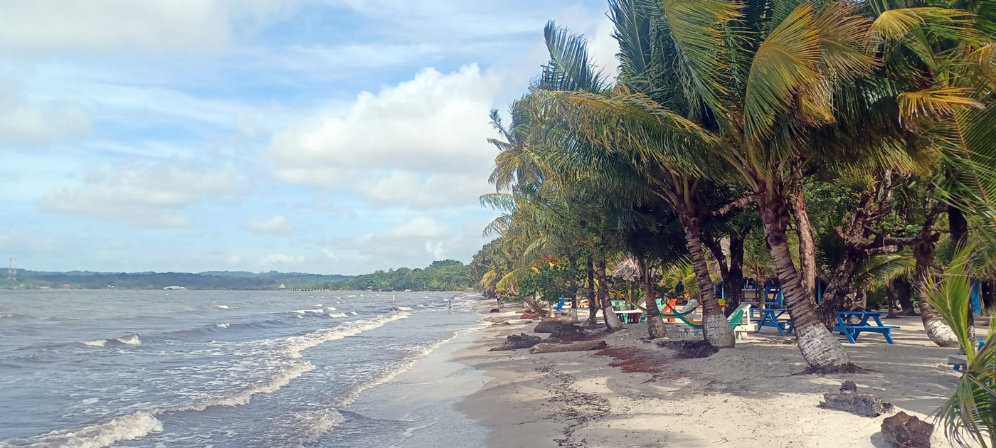 Con los hijos del maíz. Livingston. Territorio garífuna. 12 Ambiente paradisíaco en Playa Blanca