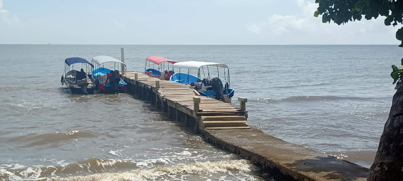 Con los hijos del maíz. Livingston. Territorio garífuna. 13 Barcas en el muelle de Playa Blanca
