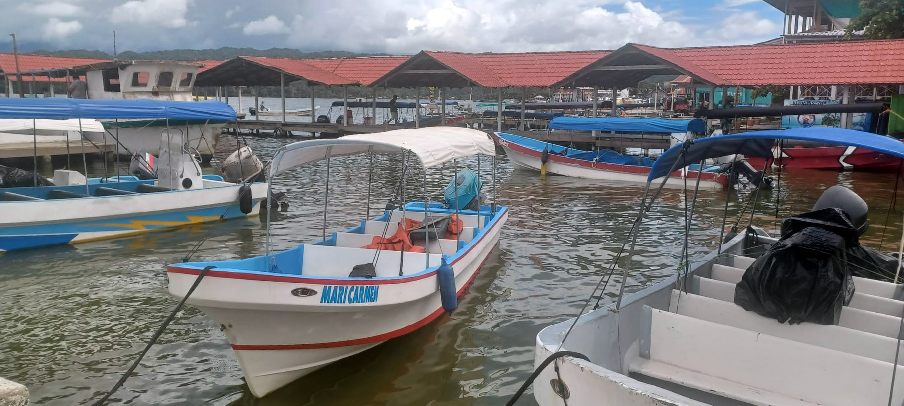Con los hijos del maíz. Livingston. Territorio garífuna. 15 Barcas esperando en el puerto