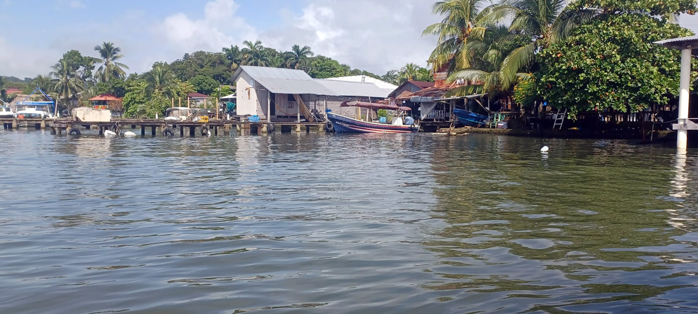 Con los hijos del maíz. Livingston. Territorio garífuna. 16 Viviendas sobre Río Dulce