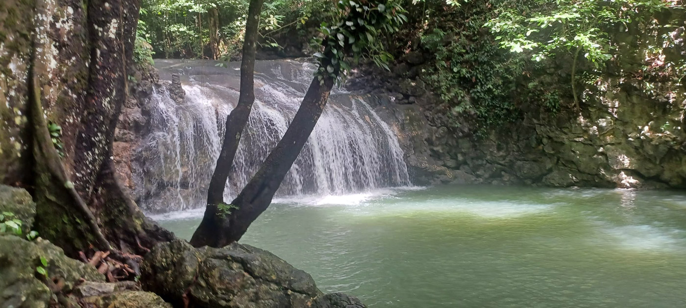 Con los hijos del maíz. Livingston. Territorio garífuna. 8 Una de las cascadas de los 7 Altares