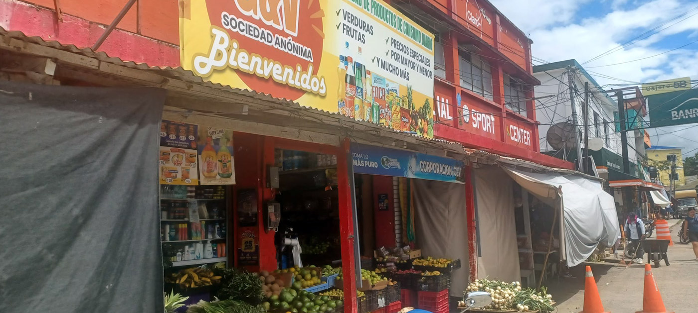 Con los hijos del maíz. Livingston. Territorio garífuna. 18 Tienda de abarrotes
