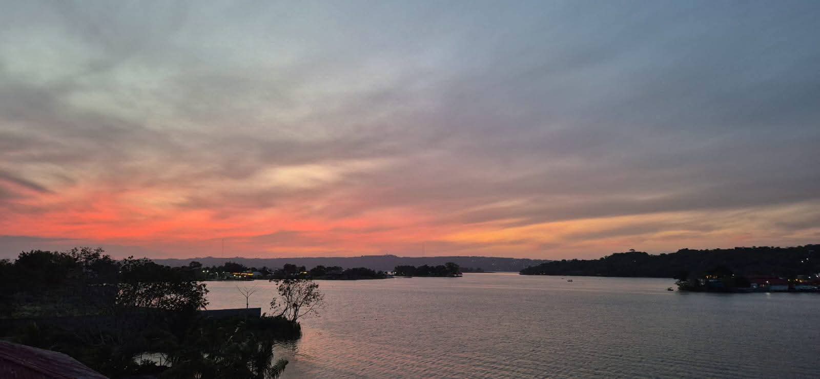 Con los hijos del maíz. En Tikal, Ciudad de Voces 2 Amanecer en Flores