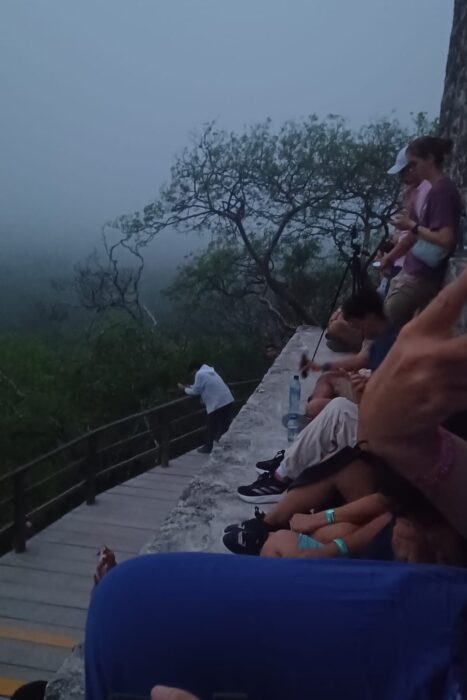 Con los hijos del maíz. En Tikal, Ciudad de Voces 14 Varias decenas de turistas esperando a ver el amanecer desde el Templo del Jaguar