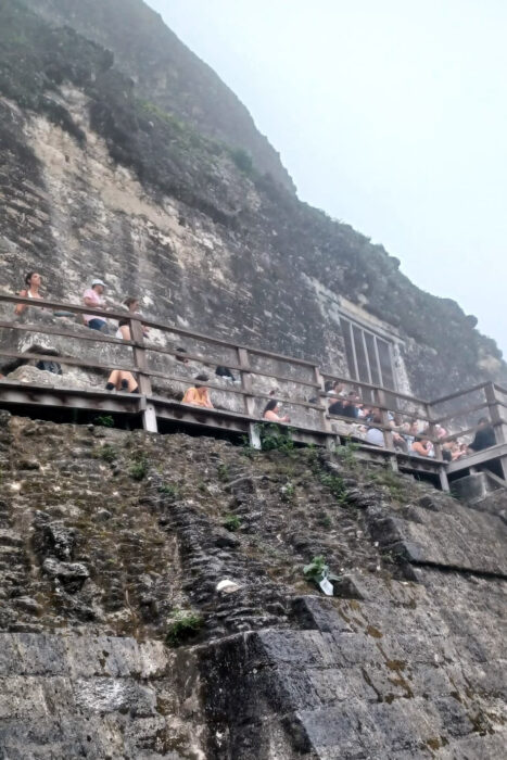 Con los hijos del maíz. En Tikal, Ciudad de Voces 13 Pasarelas