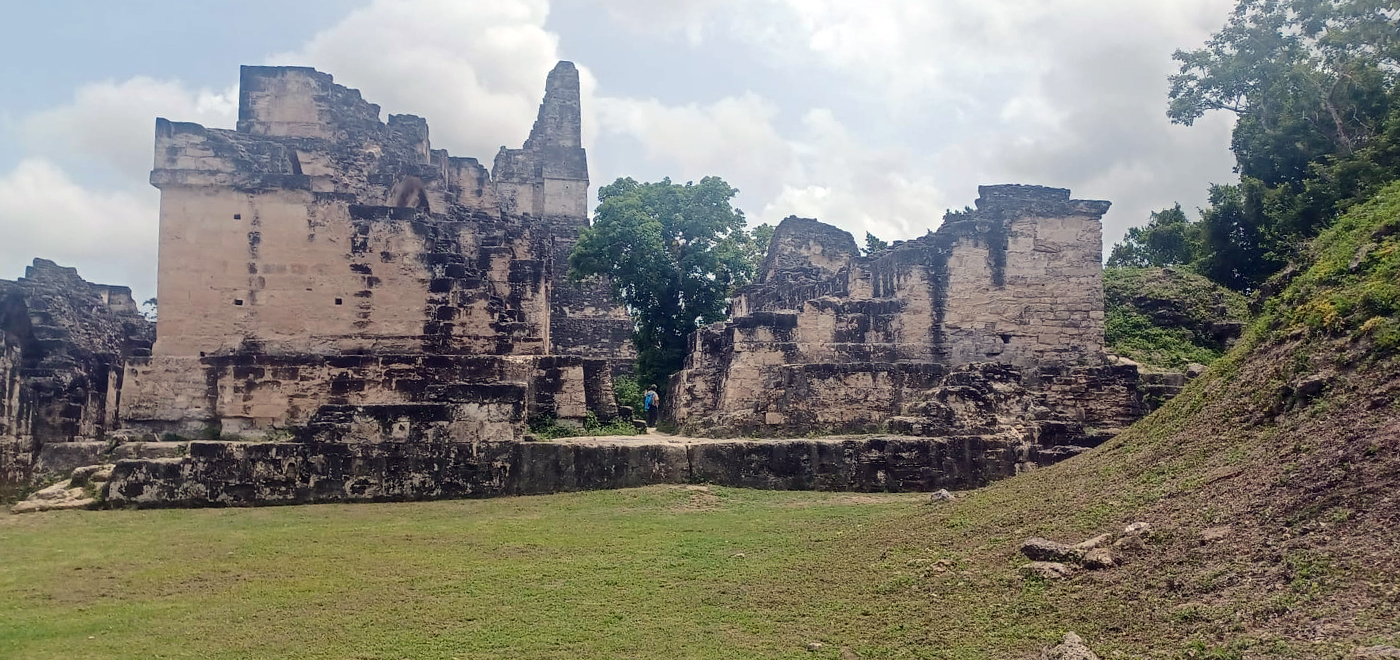 Con los hijos del maíz. En Tikal, Ciudad de Voces 10 Tikal ruinas