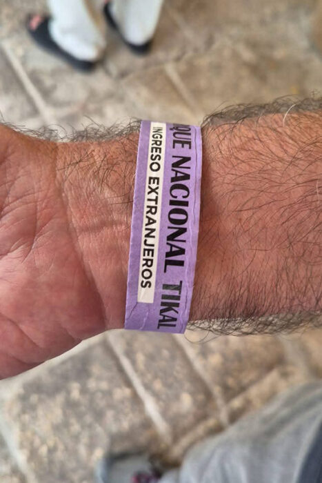 Con los hijos del maíz. En Tikal, Ciudad de Voces 5 Pulsera para acceder al complejo arqueológico