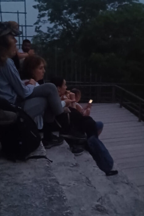 Con los hijos del maíz. En Tikal, Ciudad de Voces 15 Más turistas esperando al amanecer sobre el Templo del Jaguar en Tikal