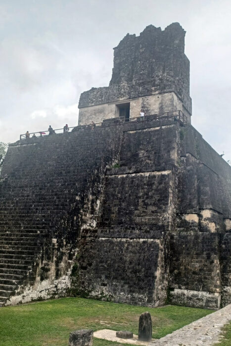 Con los hijos del maíz. En Tikal, Ciudad de Voces 8 Vista lateral del templo II