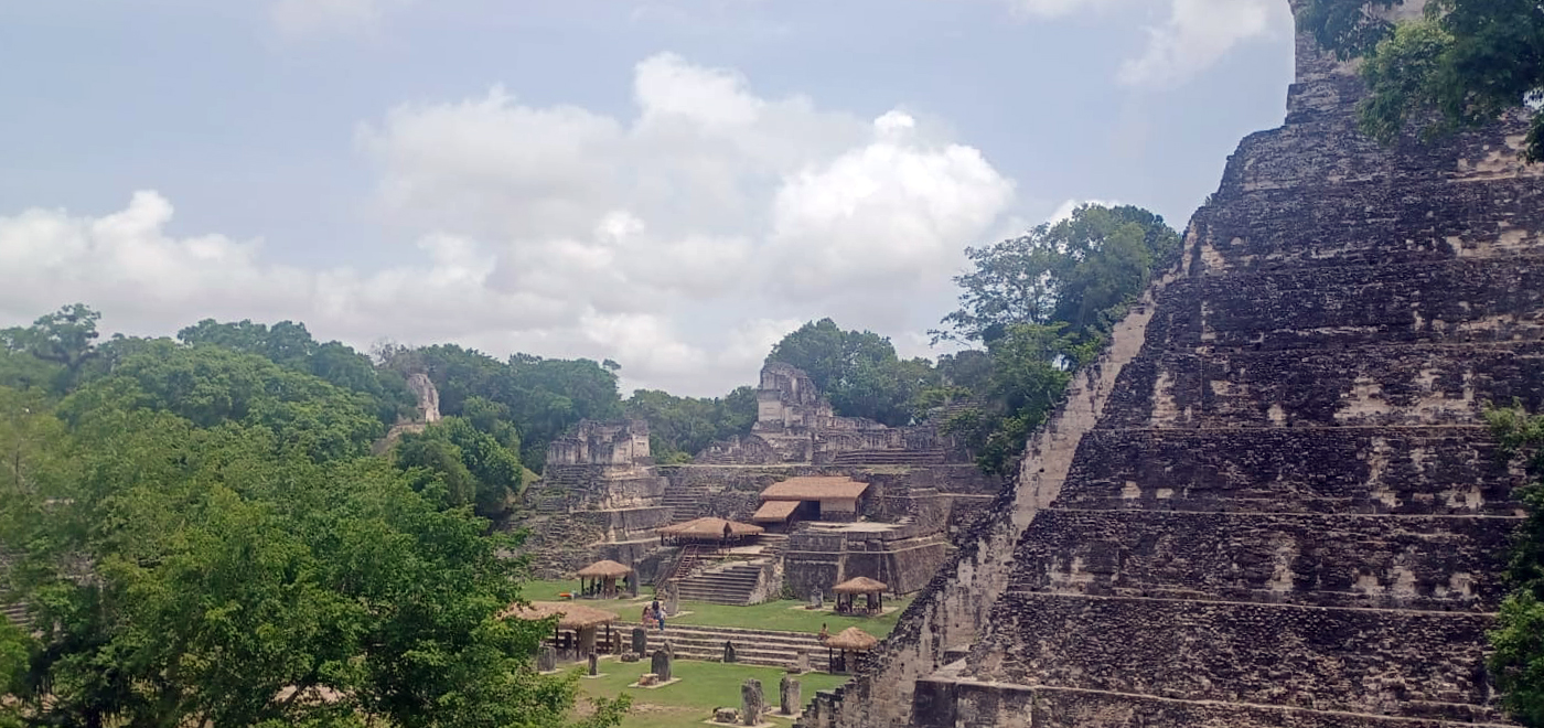 Con los hijos del maíz. En Tikal, Ciudad de Voces 6 Vistas de los templos de Tikal