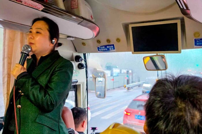 Cantando en el bus entre aceites picantes: así fue mi tour chino organizado 14 Guía en bus tour China