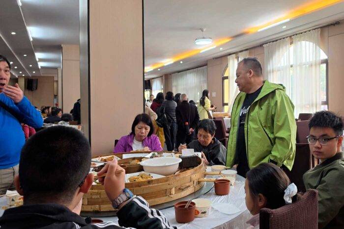 Cantando en el bus entre aceites picantes: así fue mi tour chino organizado 17 Mesa redonda china