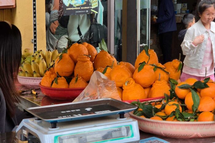 Cantando en el bus entre aceites picantes: así fue mi tour chino organizado 16 Fruta en China