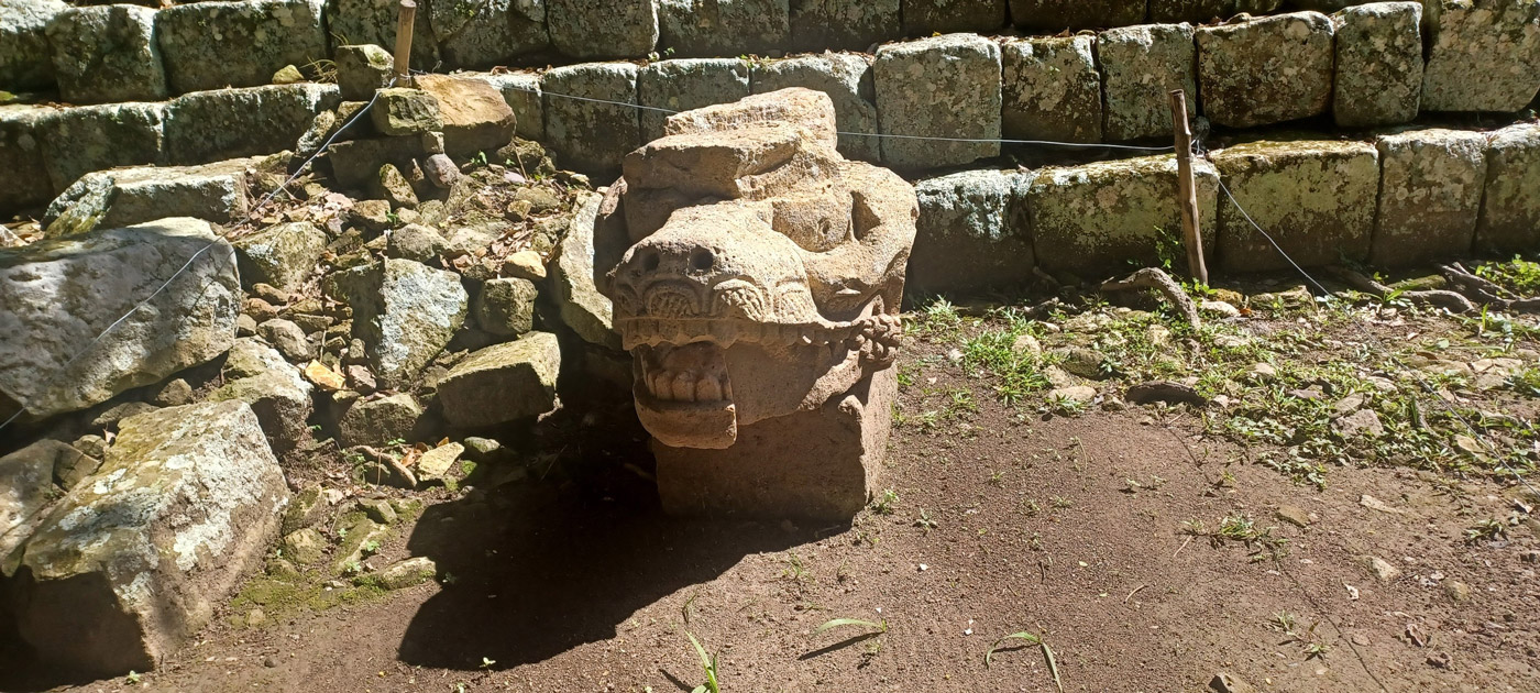 Con los hijos del maíz. En Copán Ruinas, entre catrachos (gentilicio de los hondureños) 26 Cabeza zoomorfa