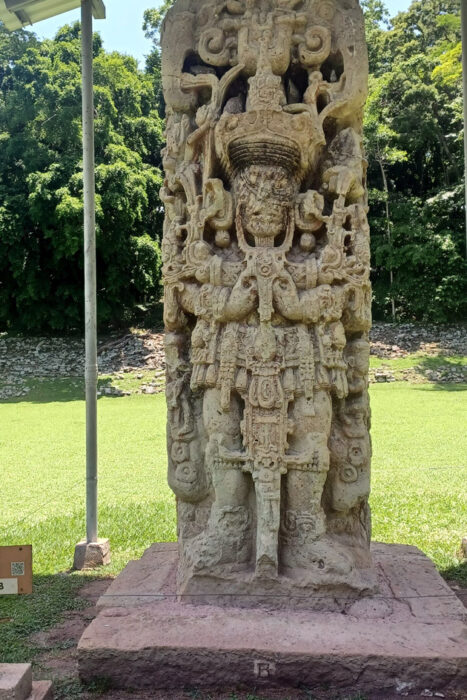Con los hijos del maíz. En Copán Ruinas, entre catrachos (gentilicio de los hondureños) 18 Estela en Copán
