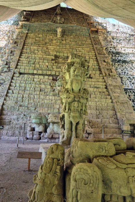 Con los hijos del maíz. En Copán Ruinas, entre catrachos (gentilicio de los hondureños) 17 Estela M y la Escalinata de los Jeroglíficos