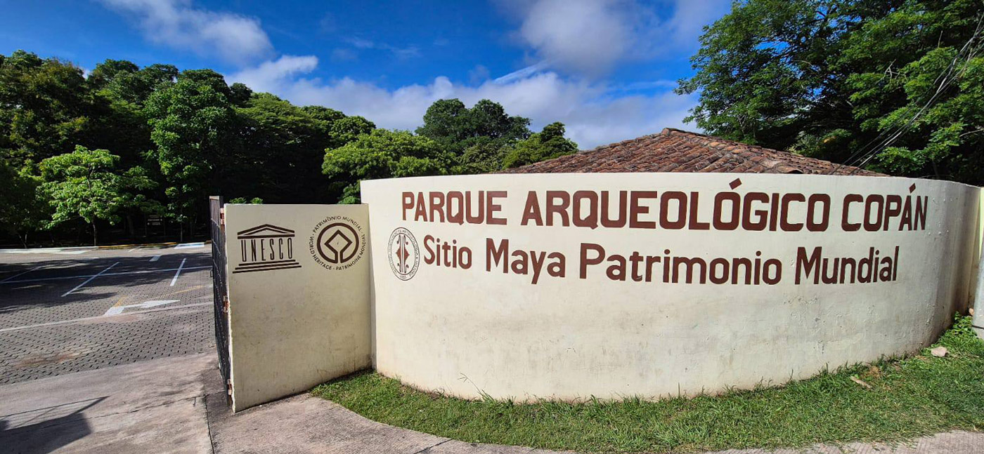 Con los hijos del maíz. En Copán Ruinas, entre catrachos (gentilicio de los hondureños) 15 Entrada al parque arqueológico, Patrimonio Mundial de la Humanidad