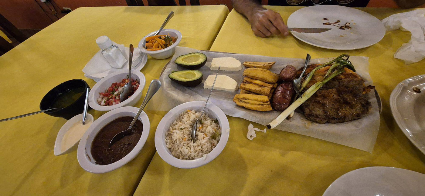Con los hijos del maíz. En Copán Ruinas, entre catrachos (gentilicio de los hondureños) 13 Copan ruinas Primera cena hondurena parrillada copaneca