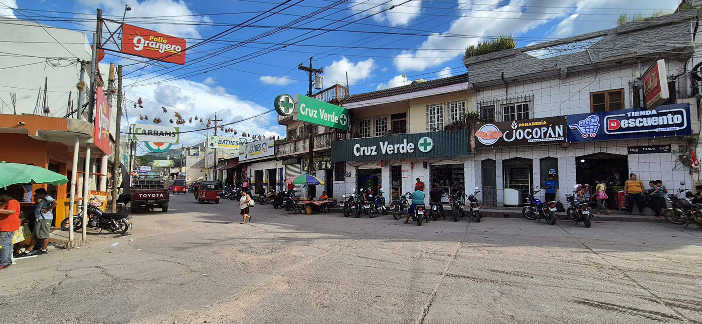 Con los hijos del maíz. En Copán Ruinas, entre catrachos (gentilicio de los hondureños) 11 Copan ruinas calle transitada
