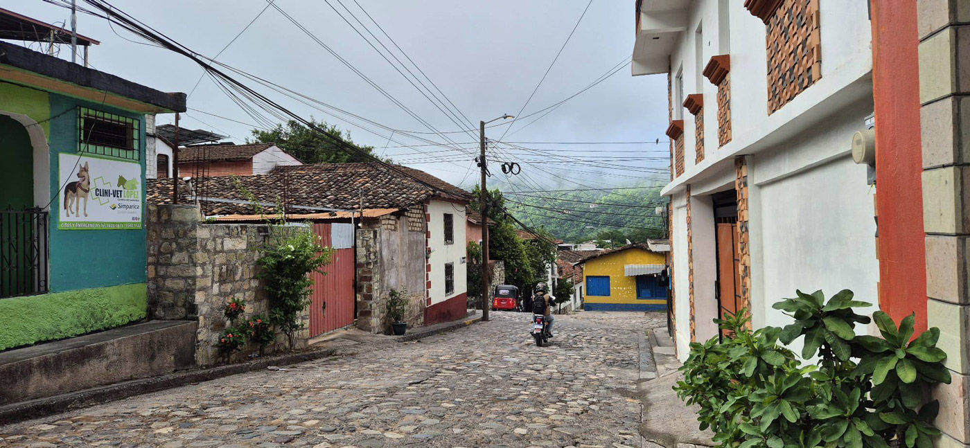Con los hijos del maíz. En Copán Ruinas, entre catrachos (gentilicio de los hondureños) 33 El pueblo de Copán Ruinas y sus calles empedradas
