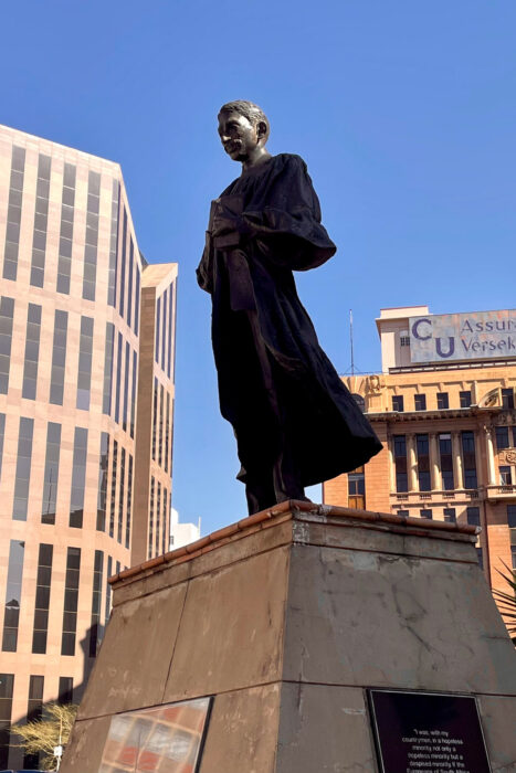 La aventura de recorrer Sudáfrica en moto durante tres meses 5 Plaza de Mahatma Gandhi en Johannesburgo