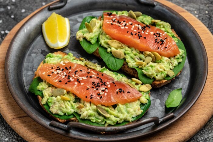 El uso y abuso de la tostada de aguacate y salmón 1 La estandarización del brunch y la pérdida de magia en las ciudades asiáticas “westernizadas” donde la tosta de aguacate y salmón es el síntoma, del fenómeno real de la homogeneización urbana y la pérdida de identidad inducida por el turismo global.
