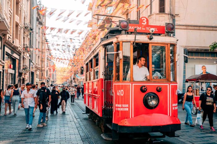Escala en Estambul: cómo visitar la ciudad entre vuelos 11 tranvía rojo en Taksim