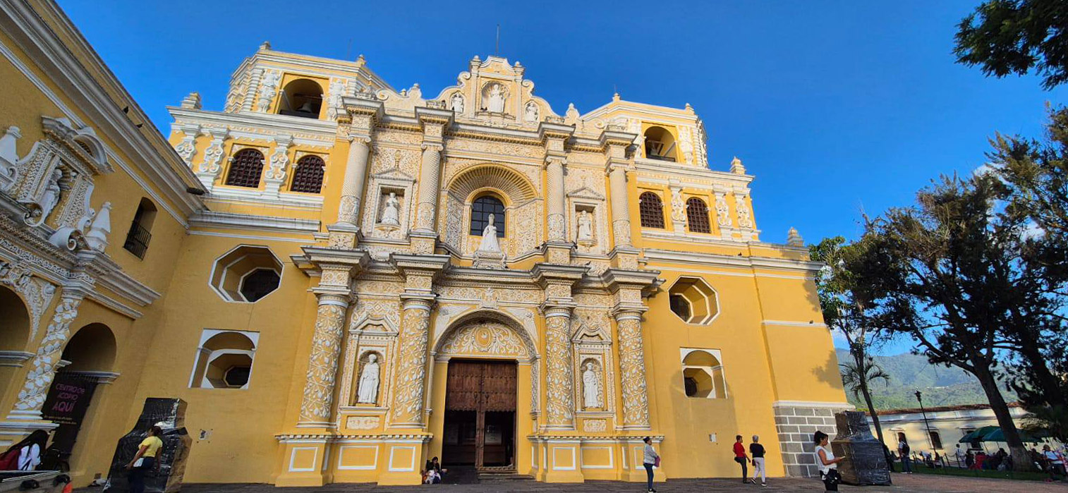 Con los hijos del maíz. Si miras y solo ves barroco, estás en la Antigua 10 Iglesia de la Merced, mi favorita