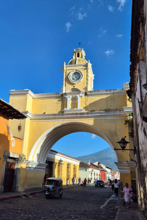 Con los hijos del maíz. Si miras y solo ves barroco, estás en la Antigua 1 Arco de Santa Catalina