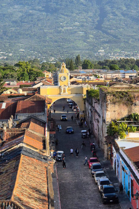 Con los hijos del maíz. Si miras y solo ves barroco, estás en la Antigua 2 El arco de Santa Catalina con el volcán al fondo