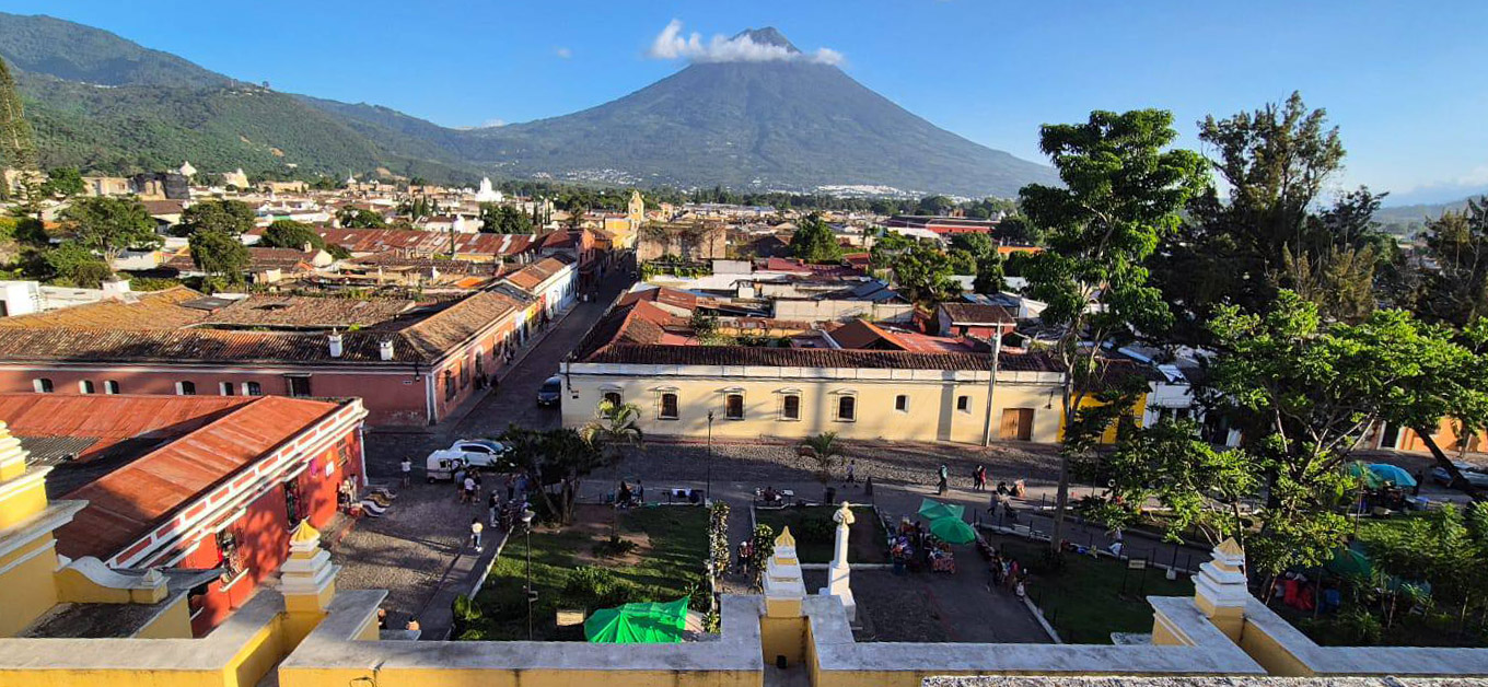 Con los hijos del maíz. Si miras y solo ves barroco, estás en la Antigua 4 Antigua Guatemala y el volcán de fondo