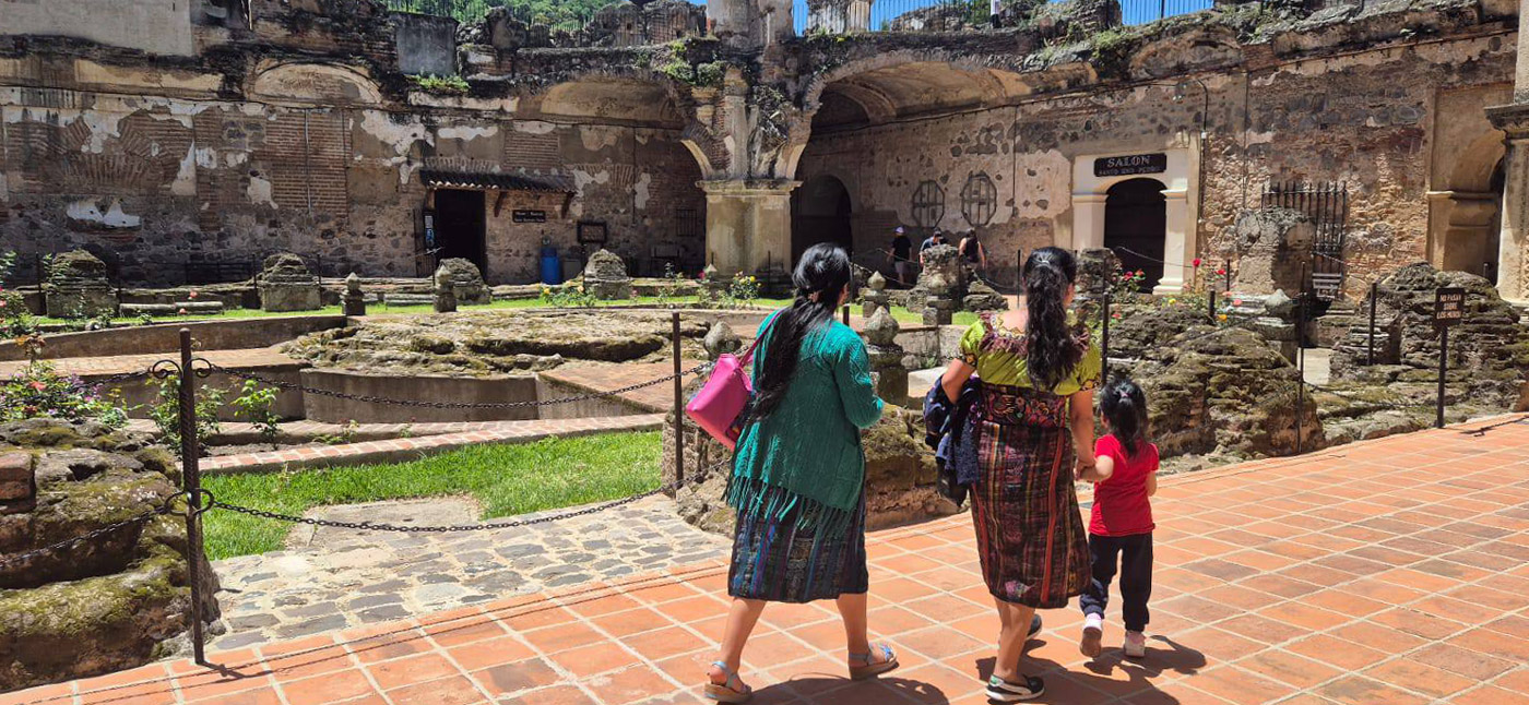 Con los hijos del maíz. Si miras y solo ves barroco, estás en la Antigua 6 Familia visitando las ruinas de la catedral