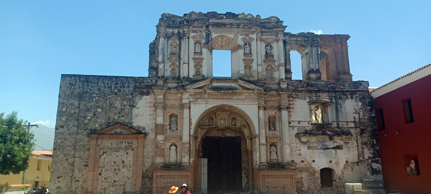 Con los hijos del maíz. Si miras y solo ves barroco, estás en la Antigua 9 Iglesia destruida por el terremoto