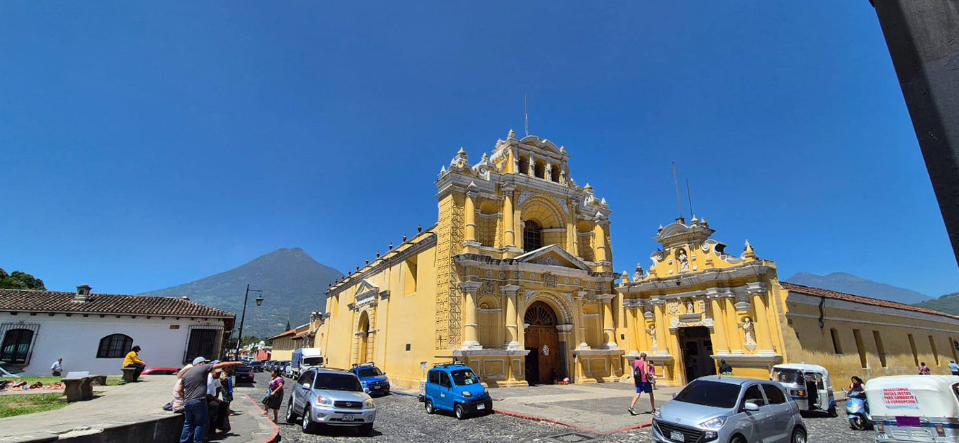 Con los hijos del maíz. Si miras y solo ves barroco, estás en la Antigua 13 Una de las iglesias que se mantiene en pie