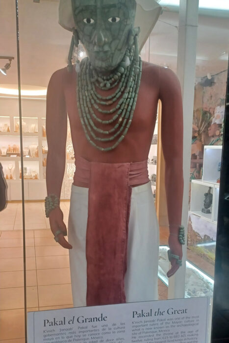Con los hijos del maíz. Si miras y solo ves barroco, estás en la Antigua 15 Réplica de Pakal el Grande en Museo de la Casa del Jade