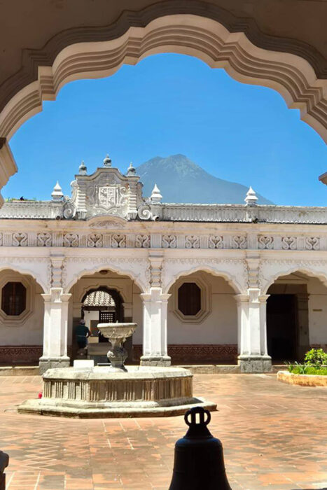 Con los hijos del maíz. Si miras y solo ves barroco, estás en la Antigua 12 Patio interior de uno de los palacios de Antigua, con un volcán de fondo